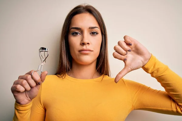 Ung Vacker Brunett Kvinna Håller Ögonfrans Locktång Över Isolerad Vit — Stockfoto