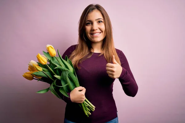 Ung Blond Kvinna Som Håller Romantisk Bukett Gula Tulpaner Blommor — Stockfoto