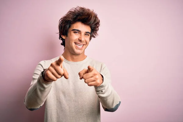 Joven Hombre Guapo Con Camiseta Casual Pie Sobre Fondo Rosa —  Fotos de Stock