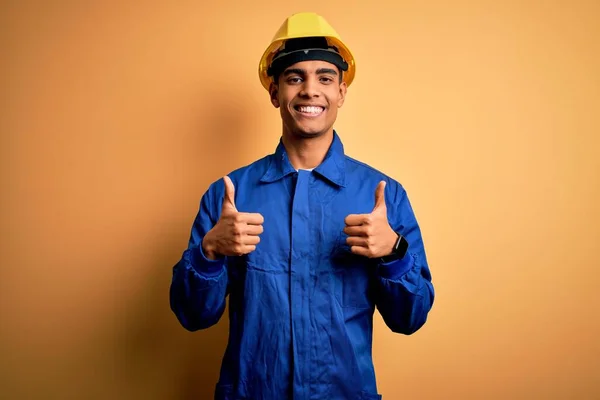 Jonge Knappe Afro Amerikaanse Arbeider Blauw Uniform Veiligheidshelm Succes Teken — Stockfoto