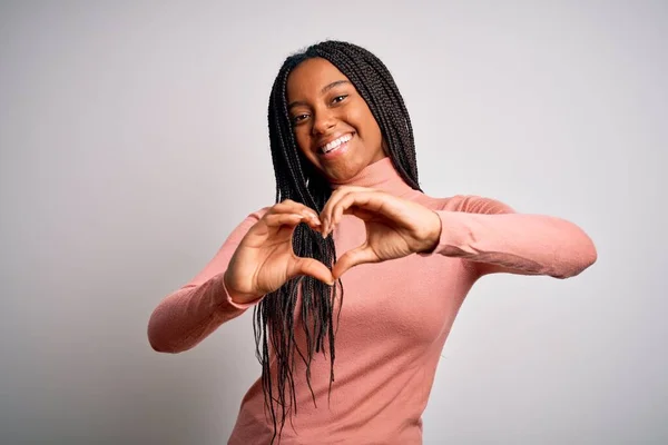 Jeune Femme Afro Américaine Debout Décontracté Frais Sur Fond Blanc — Photo