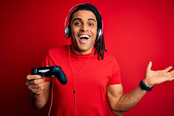 Hombre Afroamericano Con Rastas Jugando Videojuegos Usando Joystick Auriculares Muy —  Fotos de Stock