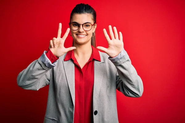 Junge Schöne Brünette Geschäftsfrau Trägt Jacke Und Brille Über Rotem — Stockfoto