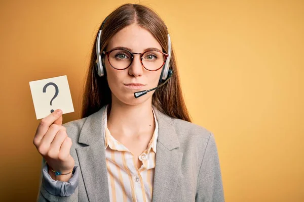 Junge Rothaarige Callcenter Agentin Mit Headset Und Fragezeichen Erinnerung Mit — Stockfoto