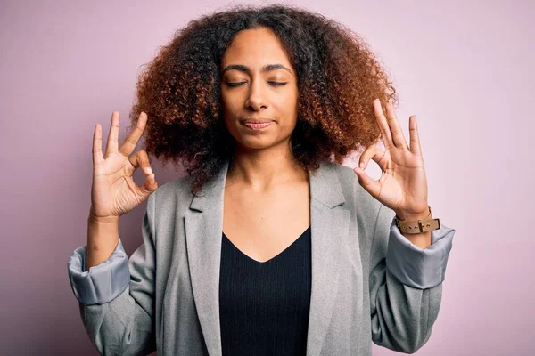 Ung Afrikansk Amerikansk Affärskvinna Med Afro Hår Bär Elegant Jacka — Stockfoto