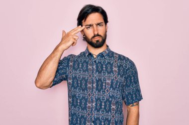 Genç, İspanyol asıllı bohem bir adam pembe arka planda hippi tarzı giyinmiş. Kendini vuruyor ve öldürüyor..