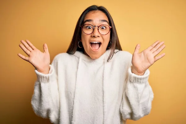 Joven Hermosa Mujer Asiática Con Suéter Casual Gafas Sobre Fondo —  Fotos de Stock