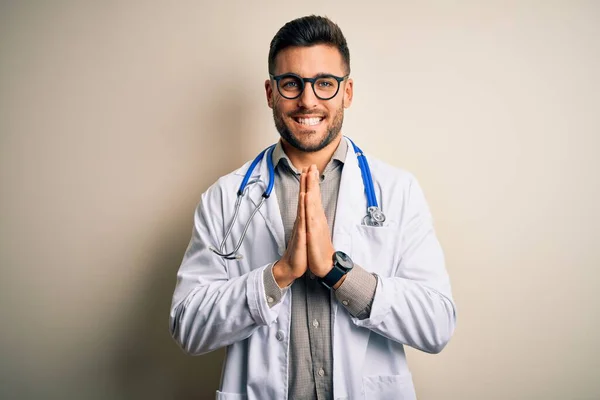 Mladý Lékař Muž Nosí Brýle Lékařské Bílé Roucho Stetoskop Přes — Stock fotografie