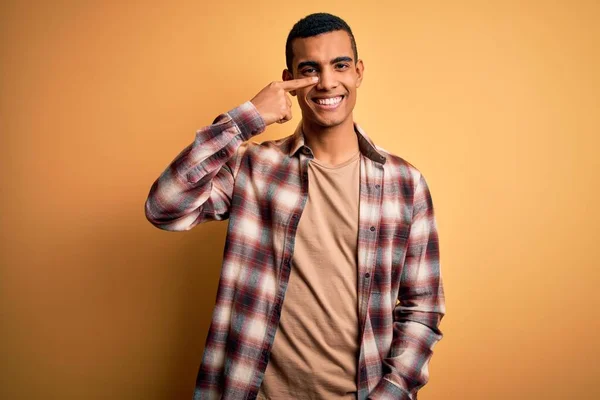 Jovem Bonito Homem Afro Americano Vestindo Camisa Casual Sobre Fundo — Fotografia de Stock