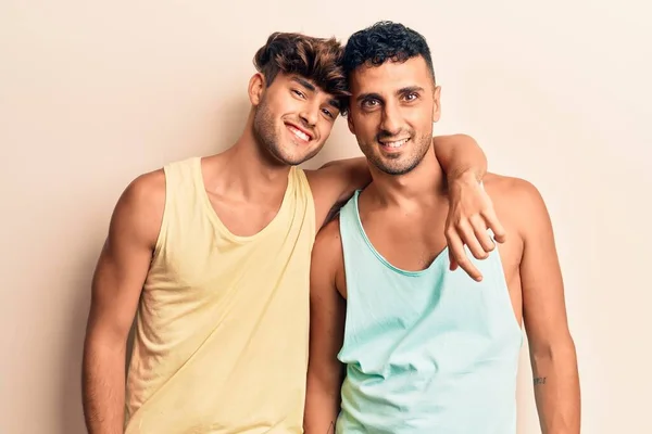 Jovem Casal Gay Vestindo Roupas Casuais Com Sorriso Feliz Legal — Fotografia de Stock