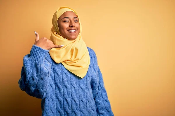 Junge Afroamerikanische Afro Frau Trägt Muslimischen Hijab Über Isoliertem Gelbem — Stockfoto