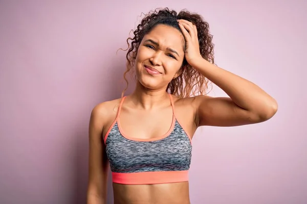 Bonita Esportista Com Cabelo Encaracolado Fazendo Esporte Vestindo Sportswear Sobre — Fotografia de Stock