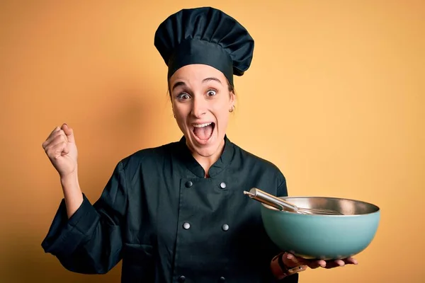 Joven Mujer Hermosa Chef Con Uniforme Cocina Sombrero Sosteniendo Tazón —  Fotos de Stock