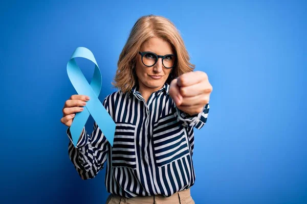 Orta Yaşlı Sarışın Elinde Mavi Kanser Kurdelesi Olan Güzel Bir — Stok fotoğraf