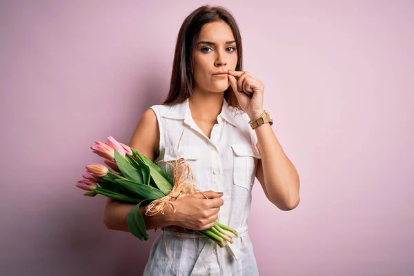 Joven Mujer Morena Hermosa Sosteniendo Ramo Tulipanes Flores Sobre Fondo — Foto de Stock