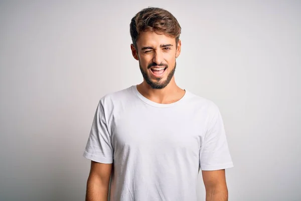 Jeune Homme Beau Avec Barbe Portant Shirt Décontracté Debout Sur — Photo