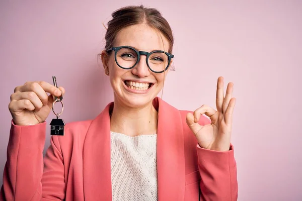 Jonge Mooie Roodharige Huis Agent Vrouw Met Huissleutel Roze Bakcground — Stockfoto