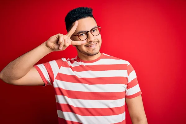 Jovem Homem Bonito Vestindo Casual Listrado Shirt Óculos Sobre Fundo — Fotografia de Stock