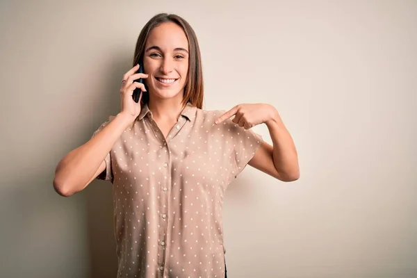 Mujer Hermosa Joven Teniendo Conversación Hablando Teléfono Inteligente Sobre Fondo —  Fotos de Stock