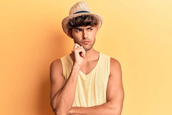 Joven Hispano Con Sombrero Verano Pensando Concentrado Duda Con Dedo — Foto de Stock