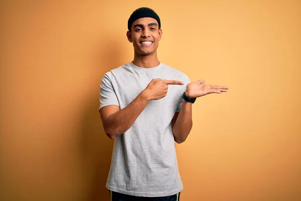 Guapo Afroamericano Deportista Haciendo Deporte Usando Ropa Deportiva Sobre Fondo — Foto de Stock