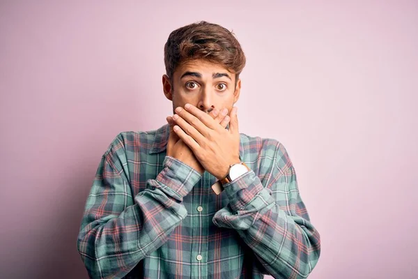 Homem Bonito Jovem Com Barba Vestindo Camisa Casual Sobre Fundo — Fotografia de Stock