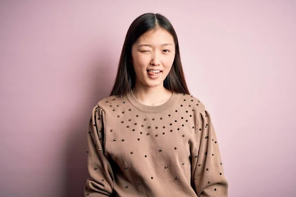 Jovem Bela Mulher Asiática Vestindo Moda Camisola Elegante Sobre Rosa — Fotografia de Stock
