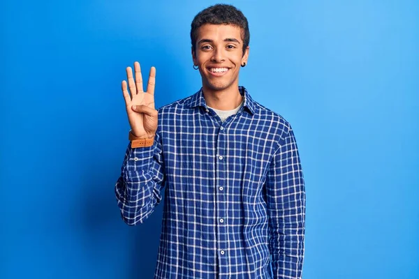 Jovem Afro Americano Vestindo Roupas Casuais Mostrando Apontando Para Cima — Fotografia de Stock