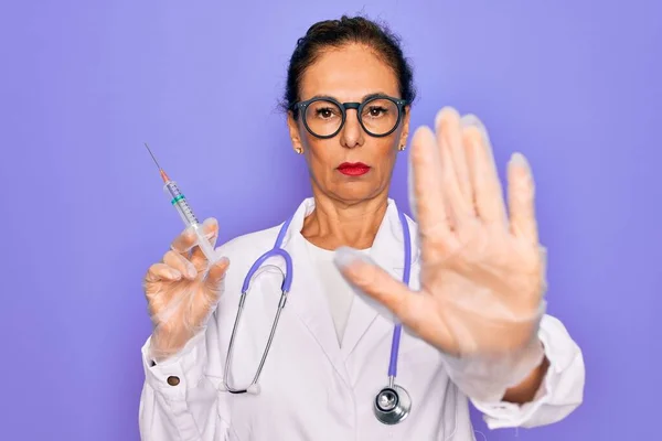 Medico Professionista Anziano Mezza Età Che Tiene Una Siringa Con — Foto Stock