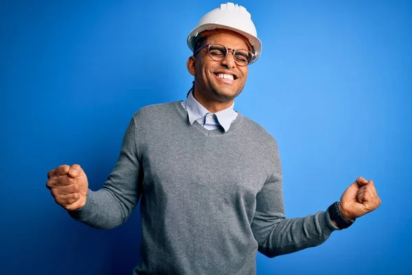 Junge Gut Aussehende Afrikanische Amerikanische Ingenieur Mann Mit Dreadlocks Tragen — Stockfoto