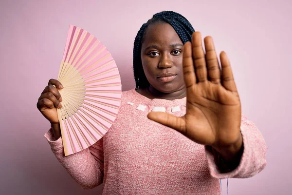 Молодой Африканский Американец Плюс Размер Женщины Косичками Помощью Ручного Вентилятора — стоковое фото