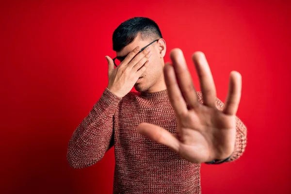 Ung Stilig Hispanic Man Bär Nörd Glasögon Över Röd Bakgrund — Stockfoto