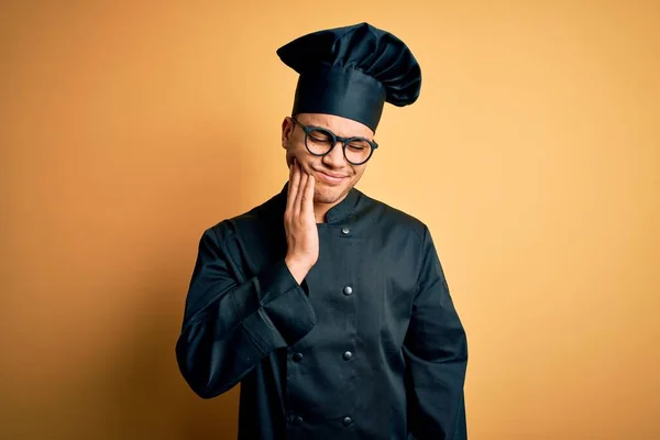 Young Brazilian Chef Man Wearing Cooker Uniform Hat Isolated Yellow — Stock Photo, Image