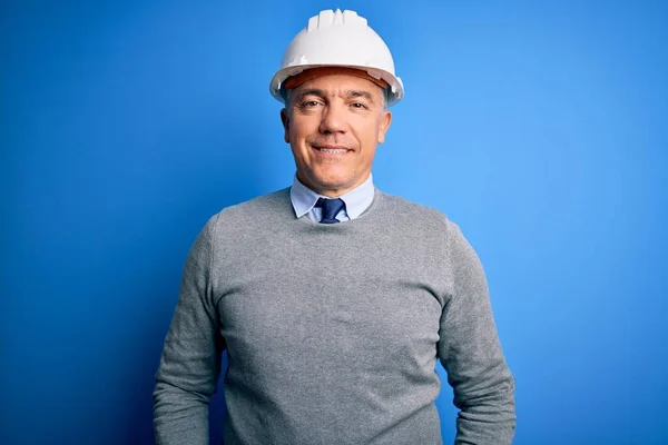 Ein Gut Aussehender Grauhaariger Ingenieur Mittleren Alters Mit Schutzhelm Vor — Stockfoto