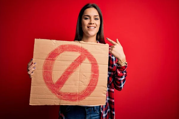 Joven Mujer Morena Hermosa Sosteniendo Pancarta Con Señal Prohibida Sobre —  Fotos de Stock