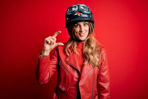 Jovem Bela Morena Motrociclista Mulher Vestindo Capacete Moto Sobre Fundo — Fotografia de Stock