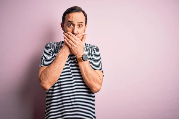 Middelbare Leeftijd Haveloze Man Dragen Casual Gestreepte Shirt Staan Geïsoleerde — Stockfoto