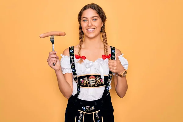 Hermosa Mujer Alemana Con Ojos Azules Usando Vestido Oktoberfest Sosteniendo — Foto de Stock