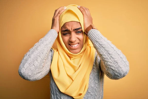 年轻而美丽的非洲裔美国女孩 头戴穆斯林头巾 头戴黄褐色头巾 因疼痛和偏头痛而陷入绝望和压力 手放在头上 — 图库照片