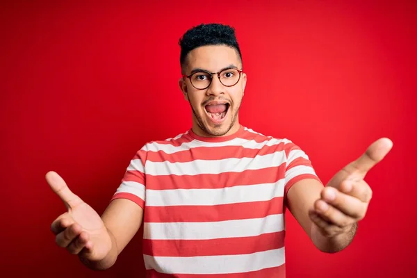 Jovem Bonito Homem Vestindo Casual Listrado Shirt Óculos Sobre Isolado — Fotografia de Stock