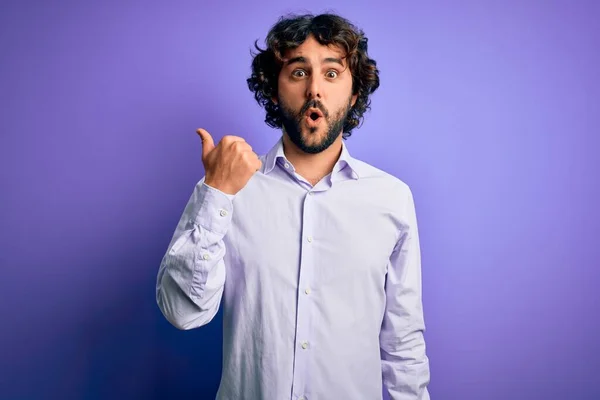 Jovem Homem Negócios Bonito Com Barba Vestindo Camisa Sobre Fundo — Fotografia de Stock