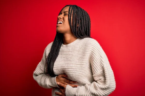 年轻的非洲裔美国女人 穿着休闲地冬季毛衣 背负红色的孤立的背景 手放在肚子上 因为恶心 痛苦的疾病感觉不舒服 阿切概念 — 图库照片