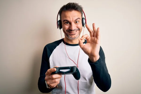 Jovem Jogador Bonito Homem Jogando Videogame Usando Joystick Fones Ouvido — Fotografia de Stock