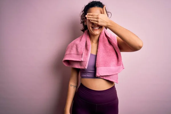 Jeune Belle Sportive Aux Cheveux Bouclés Faisant Sport Utilisant Une — Photo