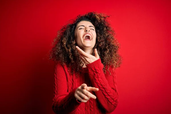 Junge Schöne Frau Mit Lockigem Haar Und Piercing Lässigem Roten — Stockfoto