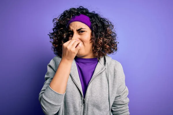 Schöne Lockige Arabische Sportlerin Die Sport Treibt Und Sportbekleidung Über — Stockfoto