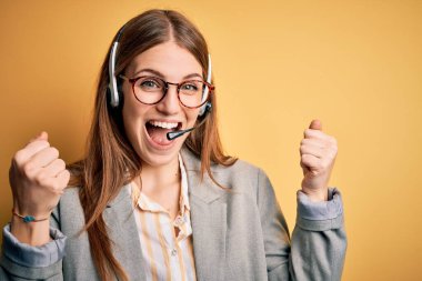 Genç kızıl saçlı çağrı merkezi ajanı, gözlük takarak çok çalıştı. Bunu kutlayan kulaklıklar takıldı. Kollar havada ve gözleri açık bir şekilde başarıya ulaştı. Kazanan konsept.