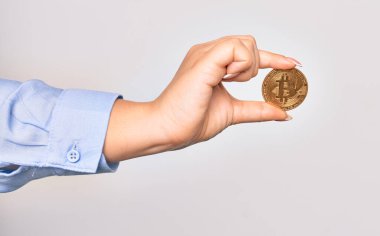 Beyaz arka planda altın Bitcoin parası taşıyan Kafkas genç bir kadın.