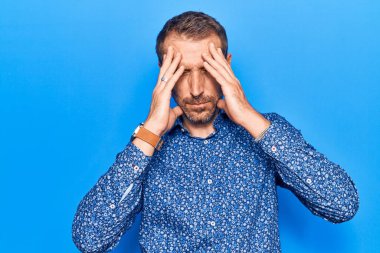 Genç, yakışıklı, gündelik kıyafetler giyen, baş ağrısı çeken çaresiz ve stresli bir adam. Çünkü acı ve migren ağrısı var. Eller başının üstünde.. 