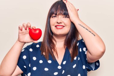 Kalbi tutan genç ve iri yarı bir kadın. Kafası karışık, şaşırmış ve sinirli bir yüzü var. 